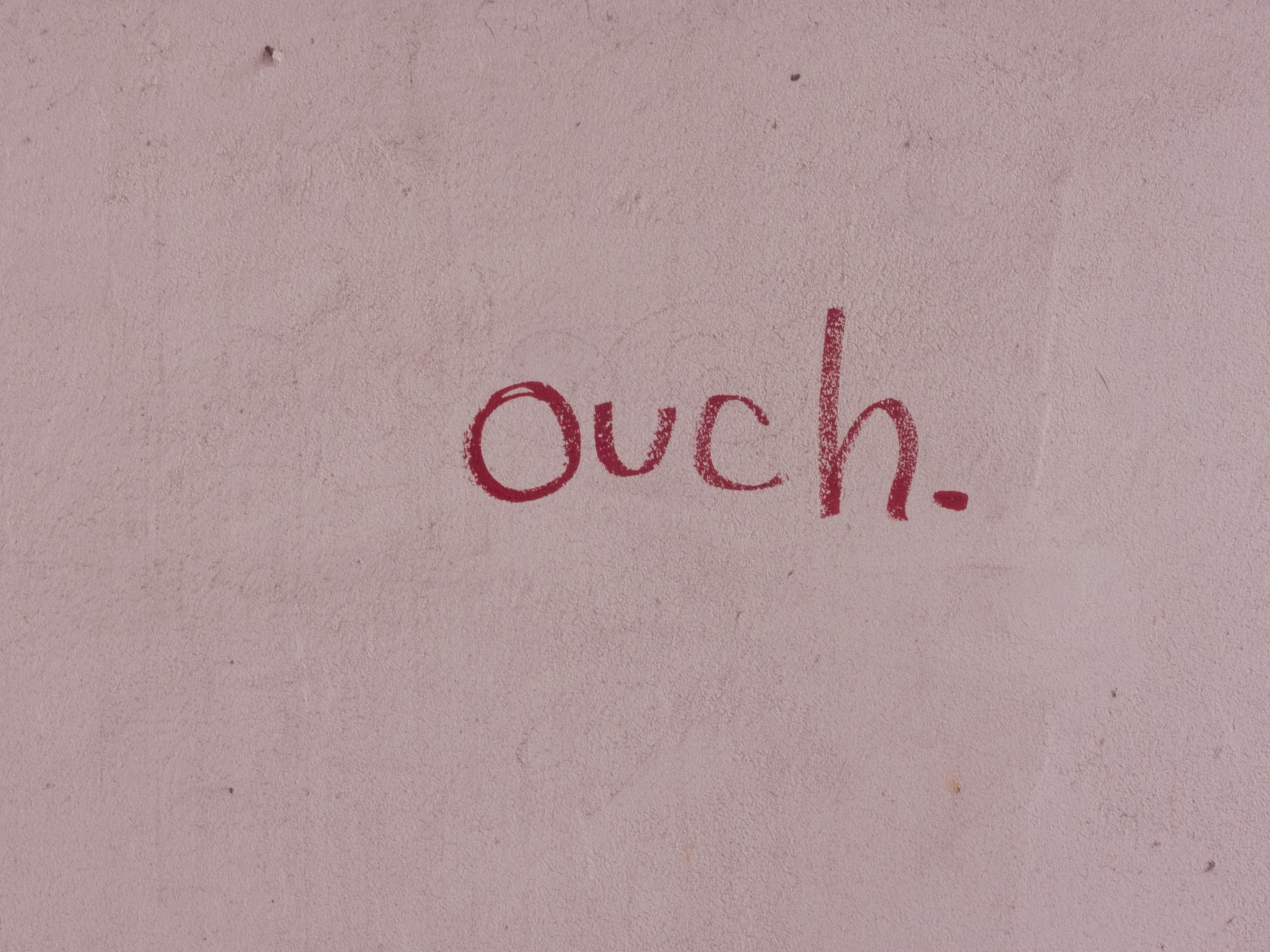 Eine Wand mit dem Tag "ouch."