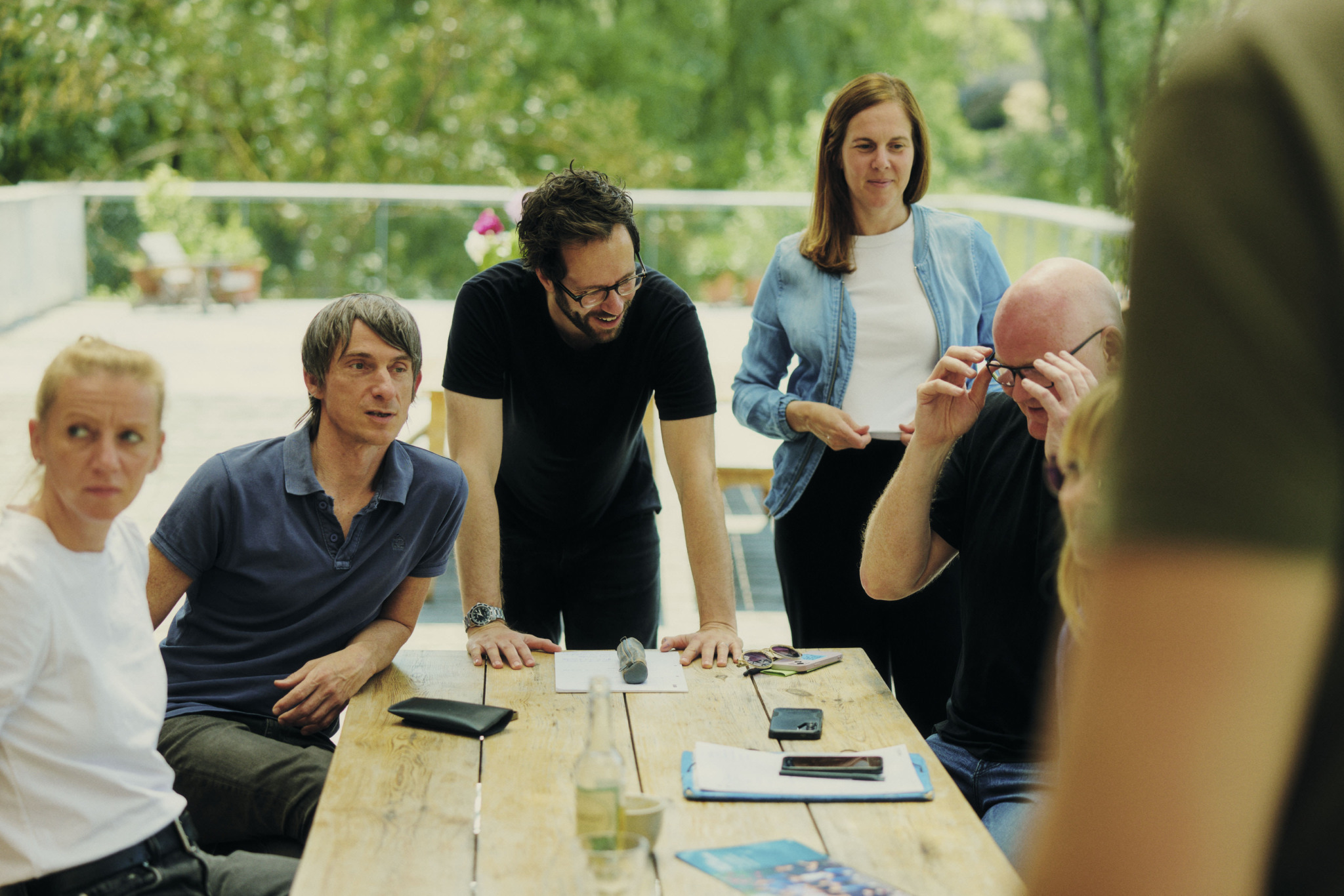 Personen arbeiten gut gelaunt miteinander