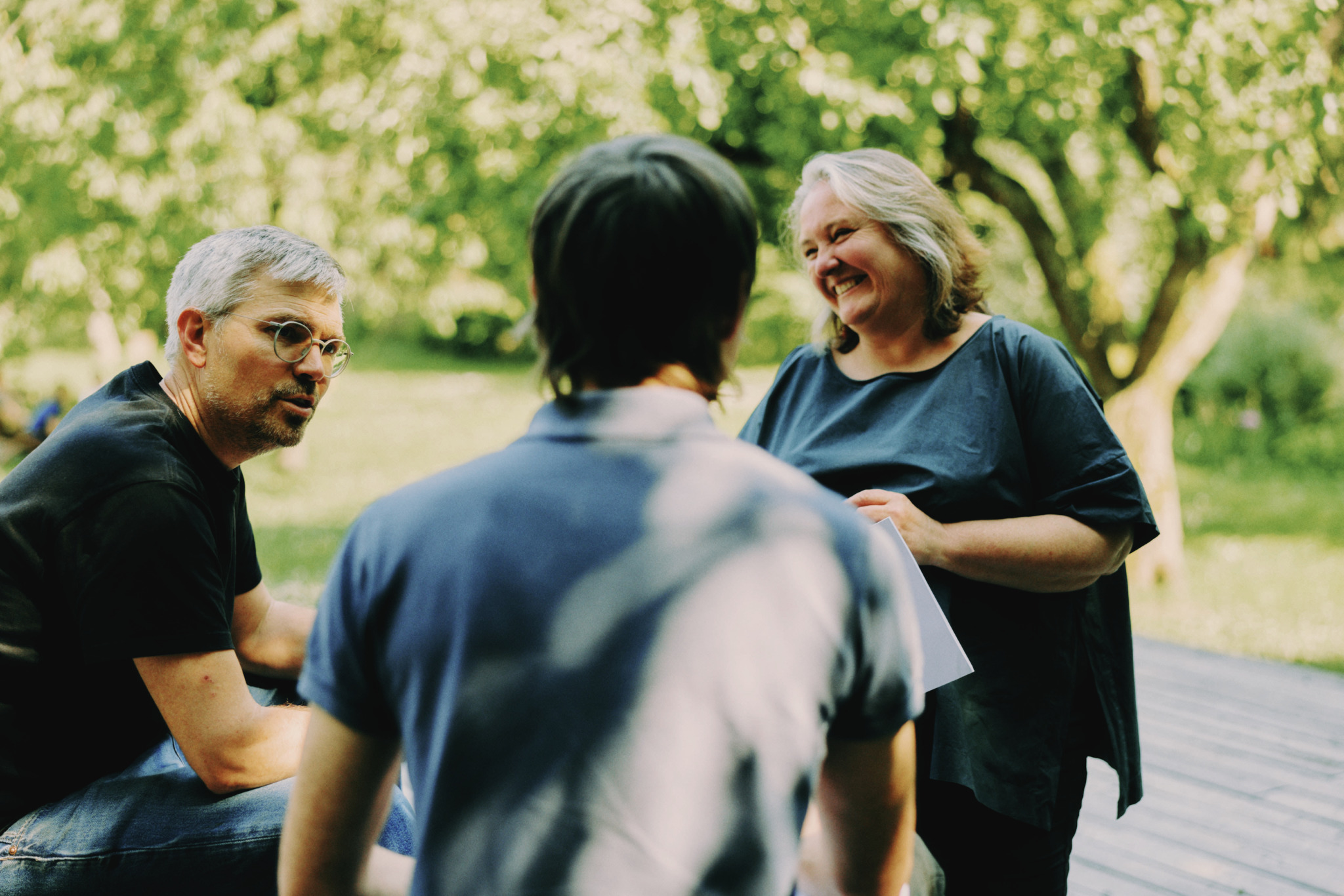 Drei Personen im Gespräch miteinander