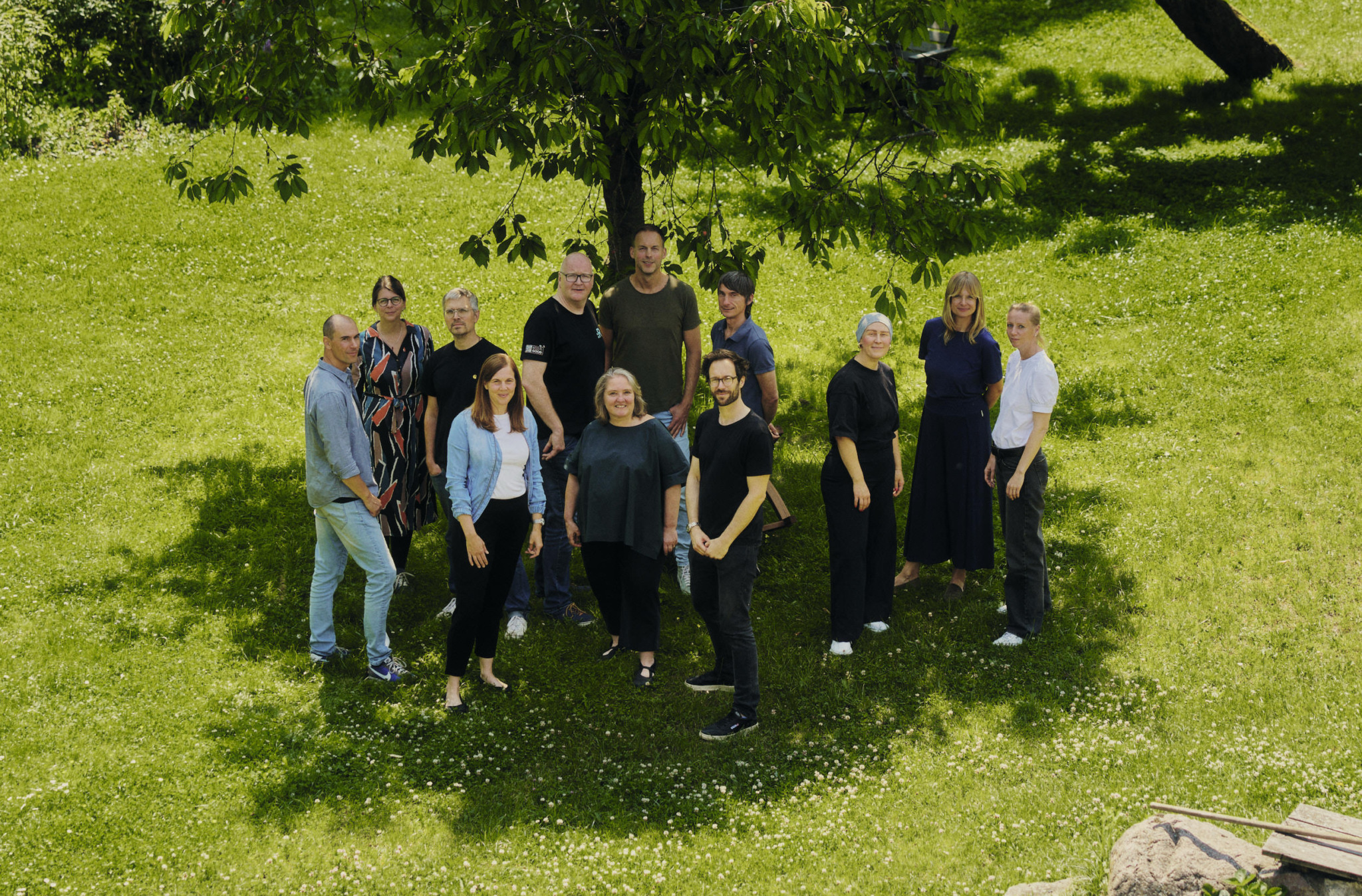 Mitarbeitende von subject:RESOUL stehen unter einem Baum im Grünen